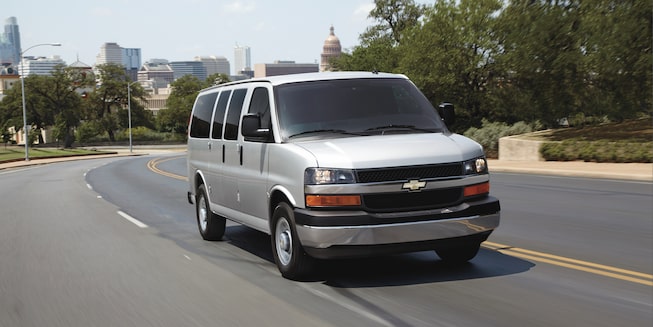 Chevrolet Express 2019, camioneta van, con rines de acero de 16 pulgadas y tapones centrales cromados